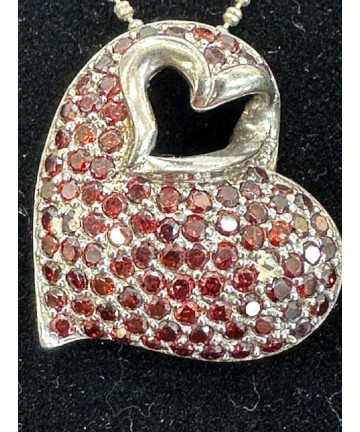 Catenina con cuore pendente...